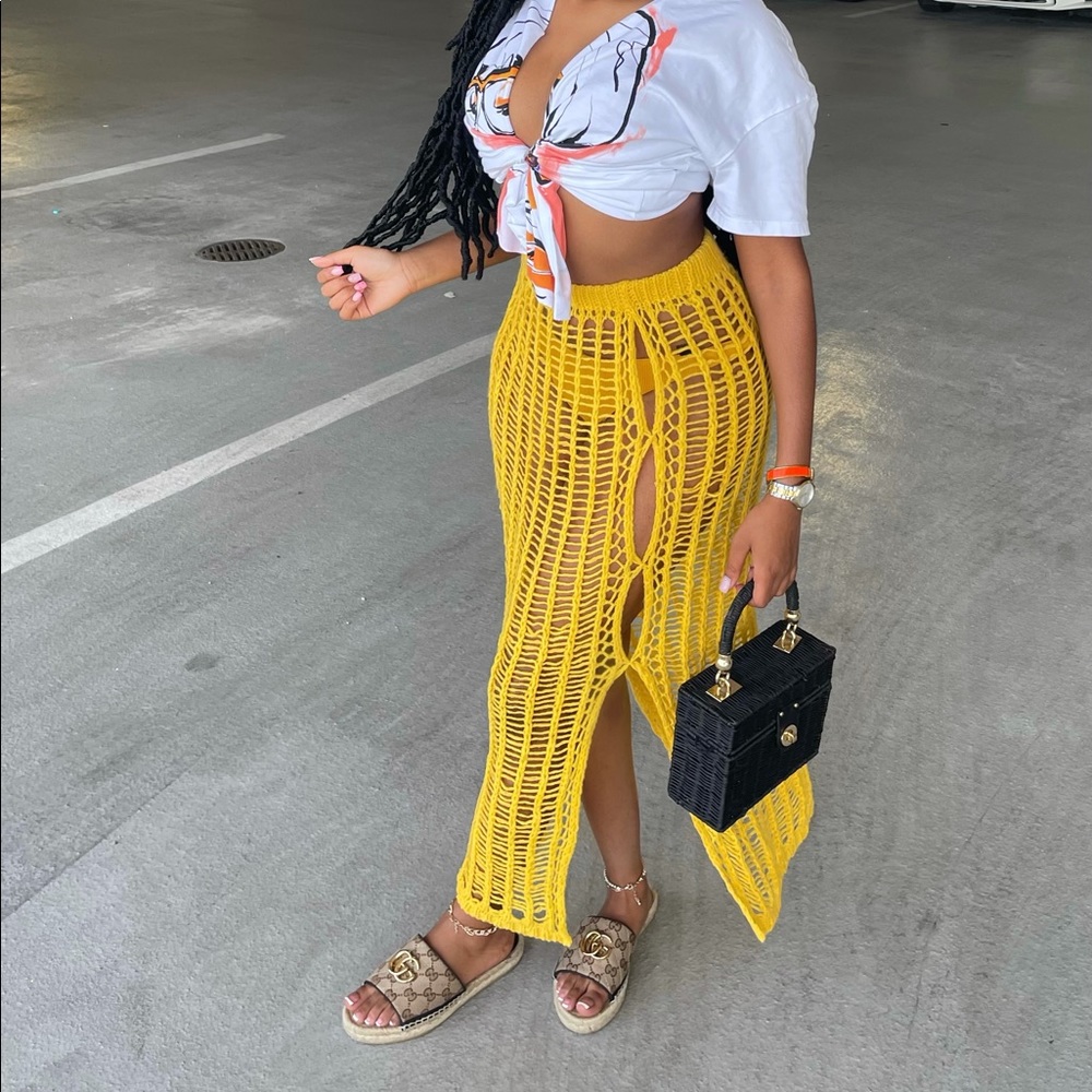 Yellow knit skirt.